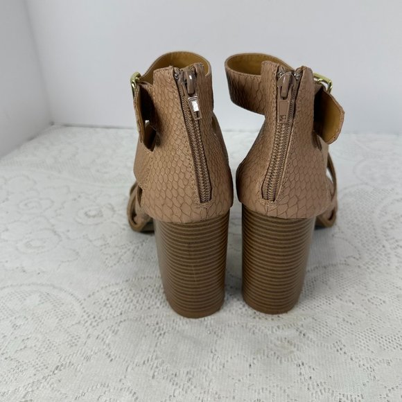 "Qupid", Zip closure in back, Tan Snake print and buckle Color, 7M - Picture 2 of 7